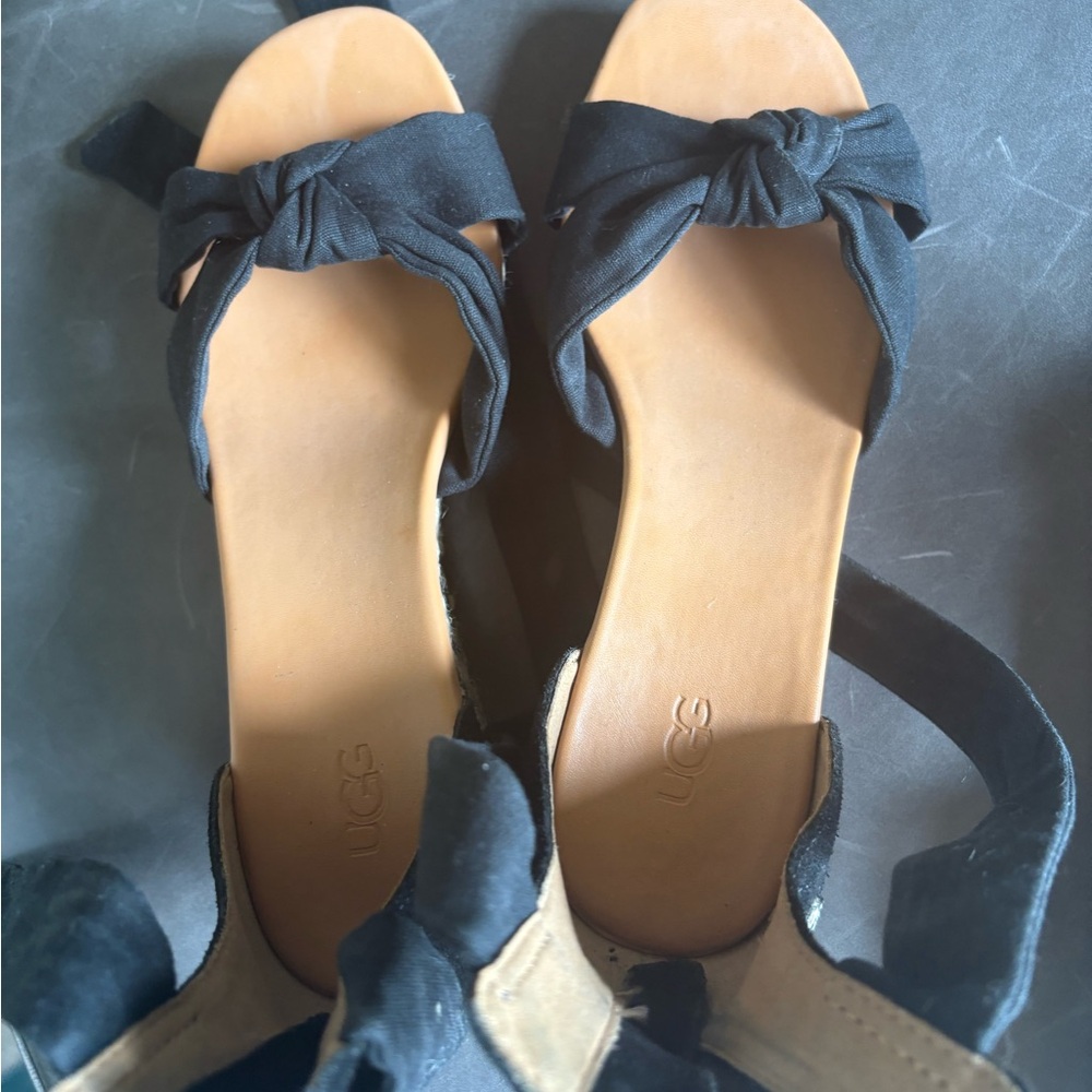 UGG Women's Black and Tan Bow Sandals